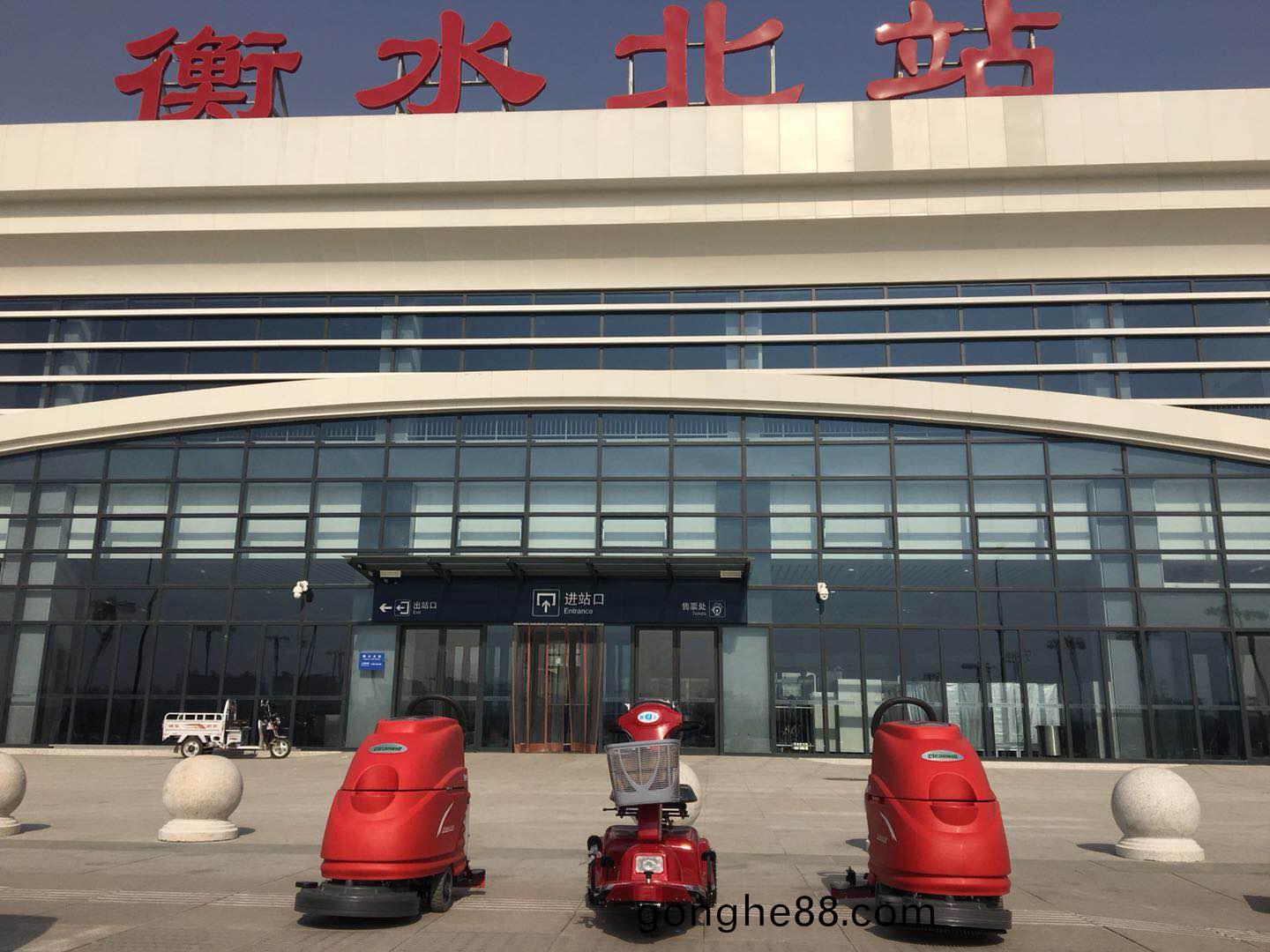 如(ru)何運用電(dian)動(dong)塵(chen)推車(che)對(dui)大理(li)石(shi)地麵清潔6