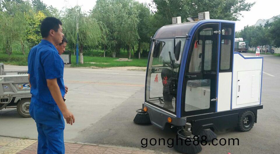 濱(bin)州(zhou)大型工(gong)業園(yuan)選擇(ze)鼎潔(jie)盛(sheng)世全封閉掃地車(che)清掃(sao)園(yuan)區道路(lu)13