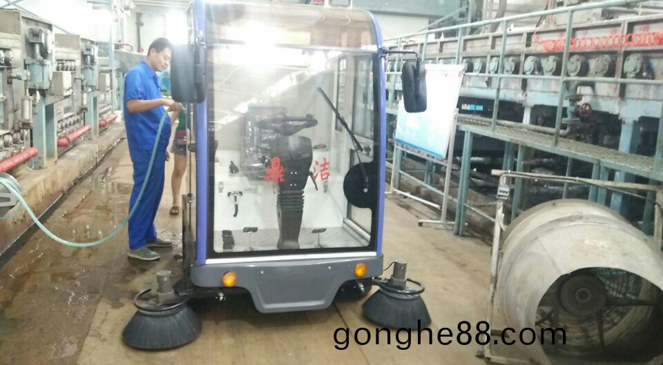 濱(bin)州(zhou)大(da)型(xing)工業園(yuan)選擇(ze)鼎(ding)潔盛(sheng)世(shi)全(quan)封(feng)閉掃地車(che)清(qing)掃(sao)園(yuan)區道路13