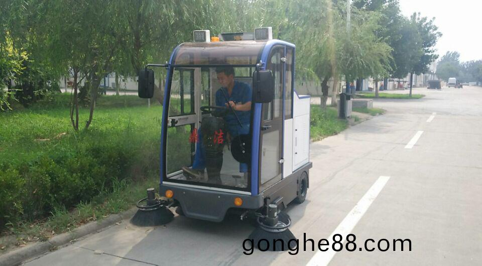 濱州大(da)型(xing)工(gong)業園選(xuan)擇鼎潔(jie)盛世全(quan)封(feng)閉掃地車清掃(sao)園(yuan)區道(dao)路(lu)13